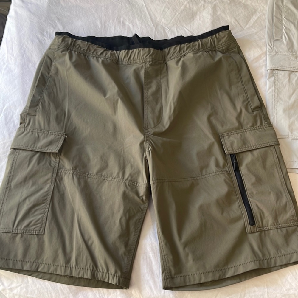 H&M mens M green shorts